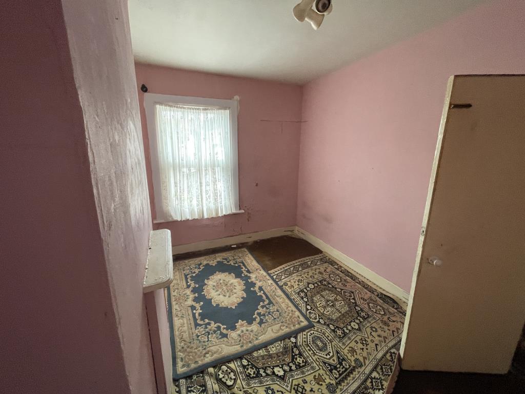 Lot: 155 - THREE-BEDROOM TERRACE HOUSE FOR IMPROVEMENT - inside image of bedroom 2